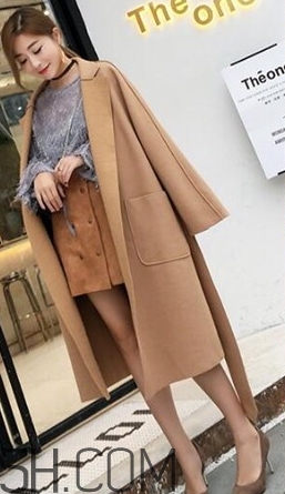 焦糖色風衣搭配什么鞋子？焦糖色風衣搭配什么襪子