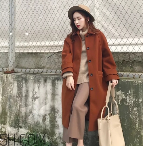 焦糖色風衣搭配什么鞋子？焦糖色風衣搭配什么襪子