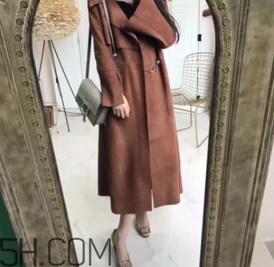 焦糖色風衣搭配什么鞋子？焦糖色風衣搭配什么襪子