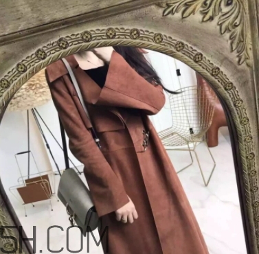 焦糖色風衣搭配什么鞋子？焦糖色風衣搭配什么襪子