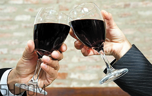 感冒為什么不能喝酒？打點(diǎn)滴有哪些危害？