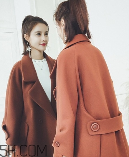 焦糖色風(fēng)衣配什么圍巾？焦糖色風(fēng)衣圍巾顏色搭配