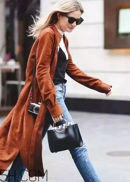 焦糖色風(fēng)衣配什么圍巾？焦糖色風(fēng)衣圍巾顏色搭配