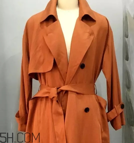 焦糖色風(fēng)衣配什么圍巾？焦糖色風(fēng)衣圍巾顏色搭配