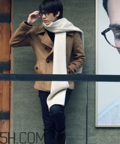 焦糖色風(fēng)衣配什么圍巾？焦糖色風(fēng)衣圍巾顏色搭配