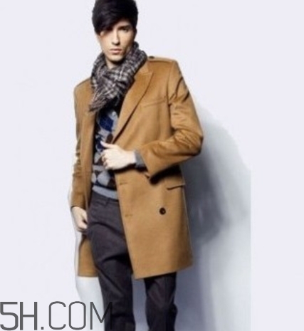 焦糖色風(fēng)衣配什么圍巾？焦糖色風(fēng)衣圍巾顏色搭配