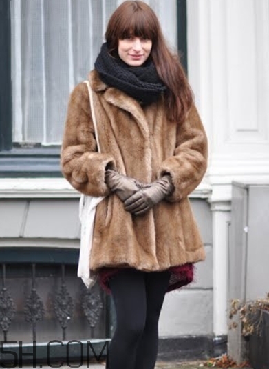 焦糖色風(fēng)衣配什么圍巾？焦糖色風(fēng)衣圍巾顏色搭配