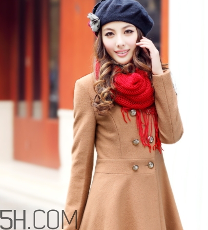 焦糖色風(fēng)衣配什么圍巾？焦糖色風(fēng)衣圍巾顏色搭配