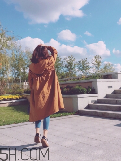 焦糖色風(fēng)衣配什么圍巾？焦糖色風(fēng)衣圍巾顏色搭配