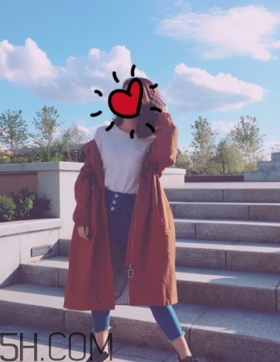 焦糖色風(fēng)衣配什么圍巾？焦糖色風(fēng)衣圍巾顏色搭配