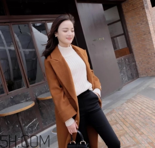 焦糖色風(fēng)衣配什么褲子？焦糖色風(fēng)衣搭配褲子顏色
