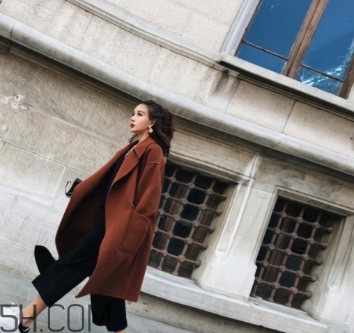 焦糖色風(fēng)衣配什么褲子？焦糖色風(fēng)衣搭配褲子顏色