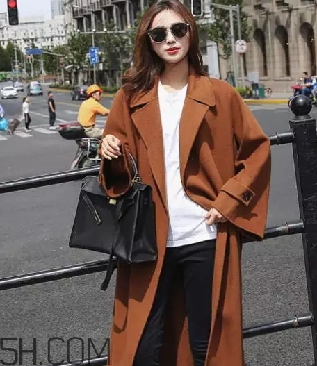 焦糖色風(fēng)衣配什么褲子？焦糖色風(fēng)衣搭配褲子顏色