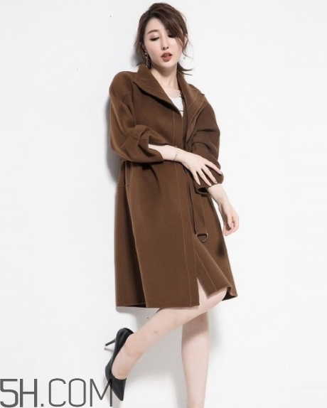 焦糖色風(fēng)衣配什么顏色好看？焦糖色風(fēng)衣怎么搭配