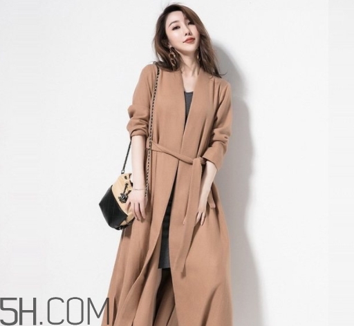 焦糖色風(fēng)衣配什么顏色好看？焦糖色風(fēng)衣怎么搭配