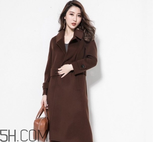 焦糖色風(fēng)衣配什么顏色好看？焦糖色風(fēng)衣怎么搭配