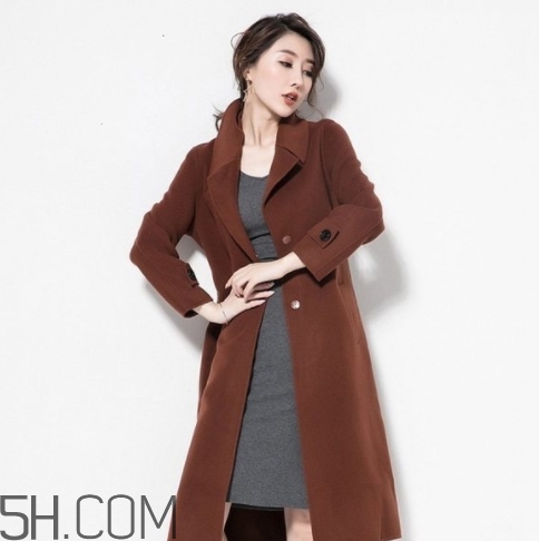 焦糖色風(fēng)衣配什么顏色好看？焦糖色風(fēng)衣怎么搭配