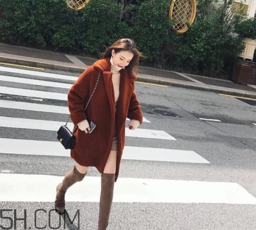 焦糖色風(fēng)衣配什么顏色好看？焦糖色風(fēng)衣怎么搭配