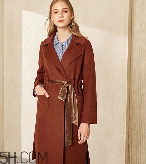 焦糖色風(fēng)衣配什么顏色好看？焦糖色風(fēng)衣怎么搭配