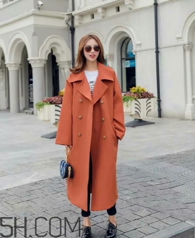 焦糖色風(fēng)衣配什么顏色好看？焦糖色風(fēng)衣怎么搭配