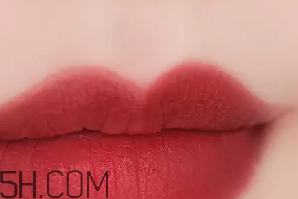 姨媽色口紅適合什么膚色？姨媽色口紅顯白嗎