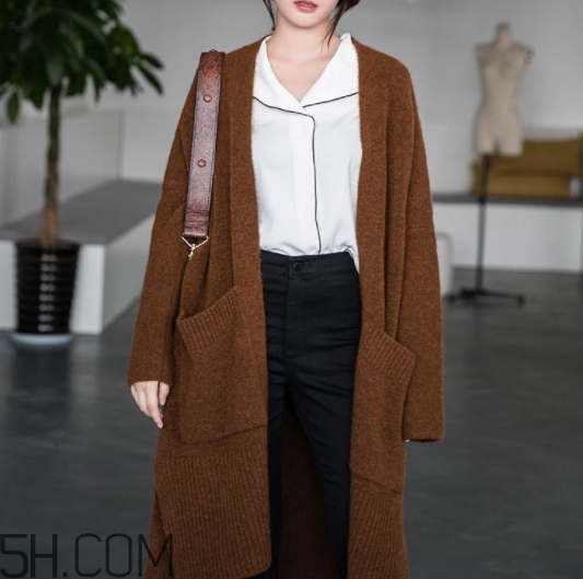 焦糖色毛衣配什么褲子？焦糖色毛衣配什么鞋子？