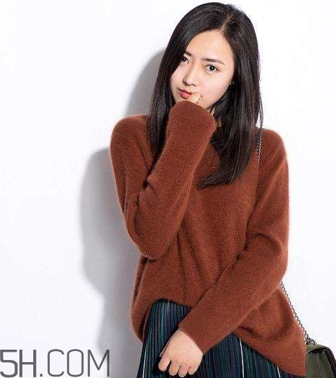 焦糖色毛衣配什么褲子？焦糖色毛衣配什么鞋子？