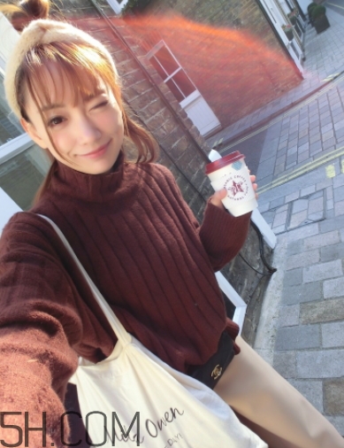 焦糖色毛衣配什么褲子？焦糖色毛衣配什么鞋子？