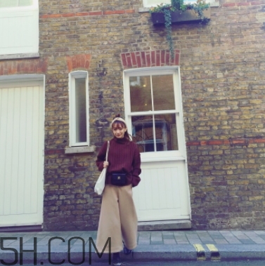 焦糖色毛衣配什么褲子？焦糖色毛衣配什么鞋子？