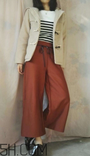 焦糖色褲子配什么顏色外套？焦糖色褲子怎么搭配圖片