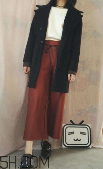 焦糖色褲子配什么顏色外套？焦糖色褲子怎么搭配圖片