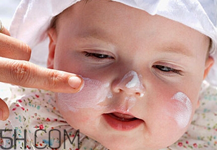 皮膚過敏是什么原因引起的？皮膚過敏和蕁麻疹的區(qū)別