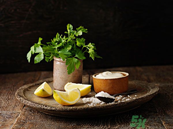 白醋和鹽水混在一起洗臉有什么好處？白醋和鹽洗臉好嗎？