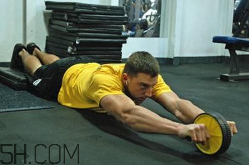 健腹輪練哪些肌肉？健腹輪和仰臥起坐哪個(gè)效果好？