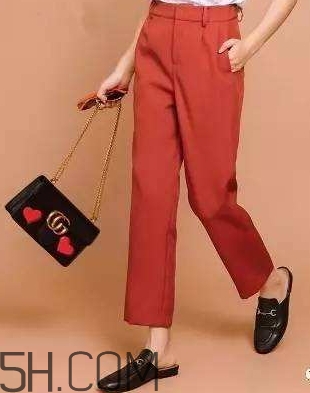 焦糖色褲子配什么鞋子？焦糖色褲子配什么襪子