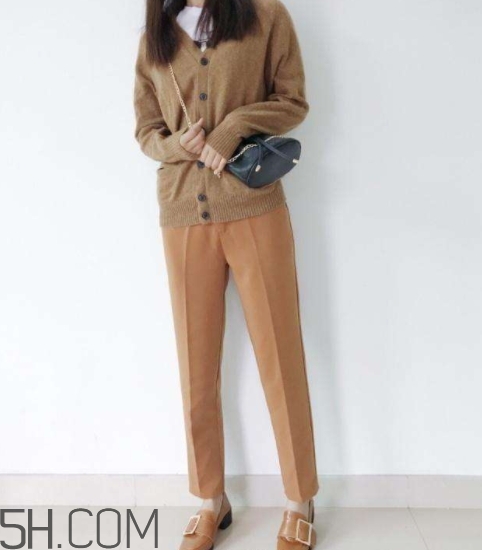 焦糖色褲子配什么鞋子？焦糖色褲子配什么襪子