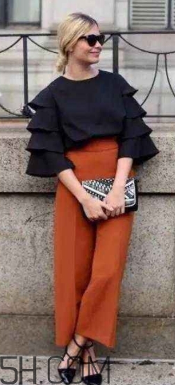 焦糖色褲子配什么鞋子？焦糖色褲子配什么襪子