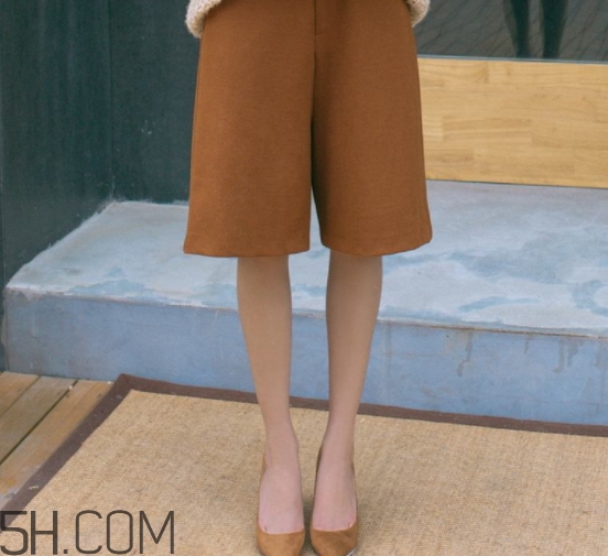 焦糖色褲子配什么鞋子？焦糖色褲子配什么襪子