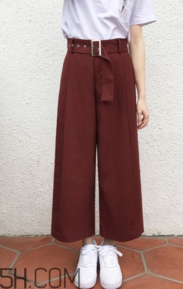 焦糖色褲子配什么鞋子？焦糖色褲子配什么襪子