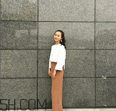 焦糖色褲子配什么鞋子？焦糖色褲子配什么襪子