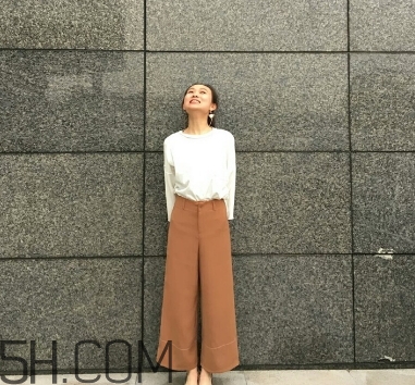 焦糖色褲子配什么鞋子？焦糖色褲子配什么襪子