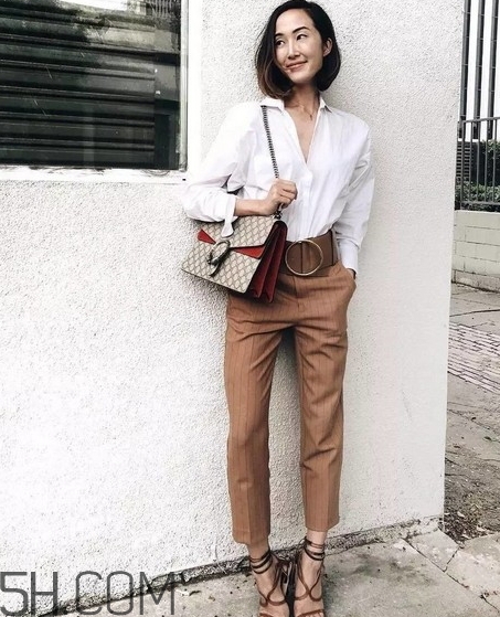 焦糖色褲子配什么鞋子？焦糖色褲子配什么襪子