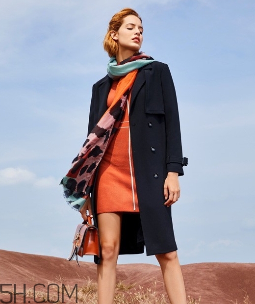 焦糖色裙子配什么上衣？焦糖色裙子配什么顏色上衣好看