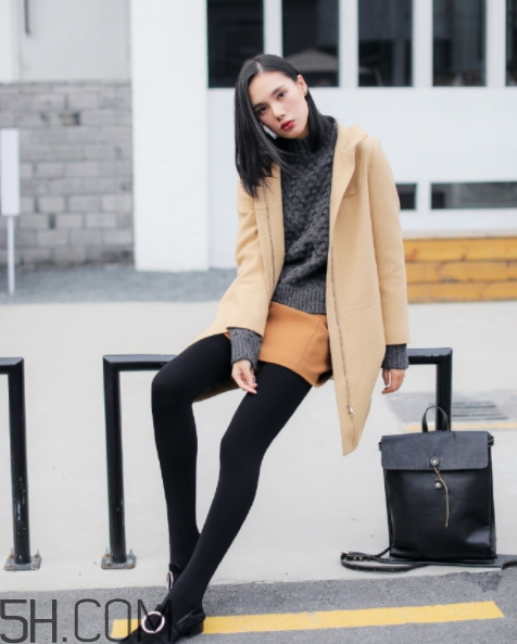 焦糖色裙子配什么上衣？焦糖色裙子配什么顏色上衣好看