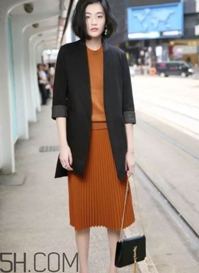 焦糖色裙子配什么上衣？焦糖色裙子配什么顏色上衣好看