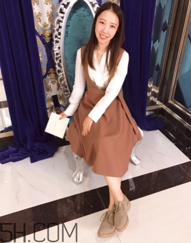 焦糖色裙子配什么襪子？焦糖色裙子配什么鞋子