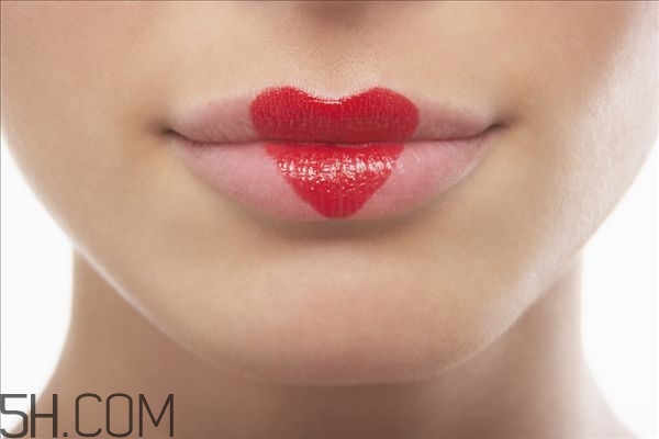 涂完口紅用紙巾抿一下 涂完口紅怎么用紙巾抿嘴 涂完口紅用紙巾抿一下 涂完口紅怎么用紙巾抿嘴