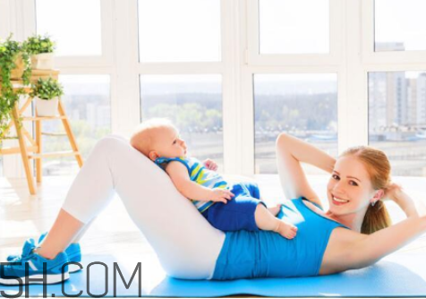 卷腹和仰臥起坐哪個(gè)效果好？做卷腹運(yùn)動(dòng)的幾個(gè)要點(diǎn)