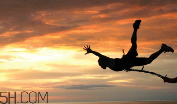 蹦極什么季節(jié)去好？雙人蹦極是抱一起的么？