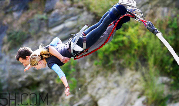 蹦極什么季節(jié)去好？雙人蹦極是抱一起的么？